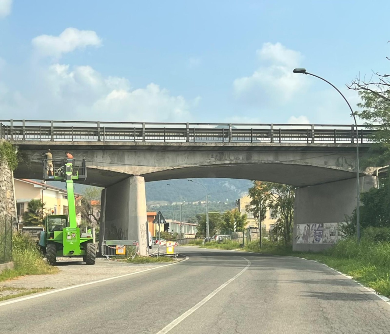 Calcinacci dal ponte, area interdetta a vetture e pedoni