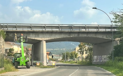 Calcinacci dal ponte, area interdetta a vetture e pedoni