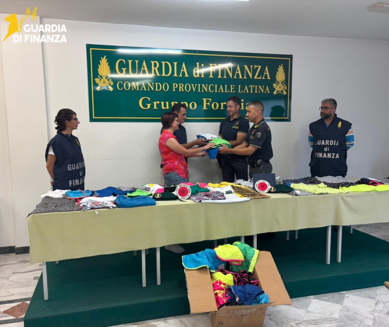 Capi di abbigliamento confiscati donati dalla Guardia di Finanza alla Caritas Diocesana
