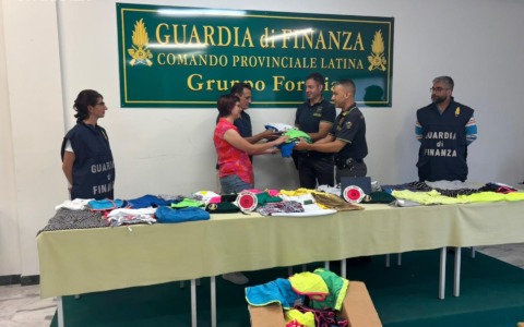 Capi di abbigliamento confiscati donati dalla Guardia di Finanza alla Caritas Diocesana