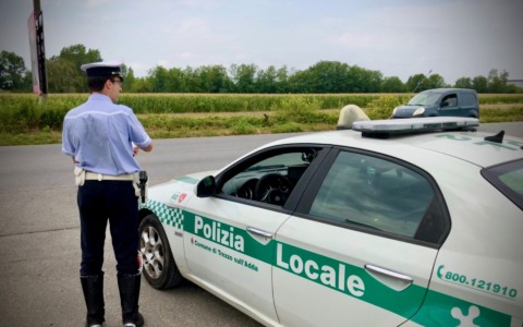 Centauro scivola su una chiazza d’olio e finisce all’ospedale. La Polizia Locale individua i responsabili