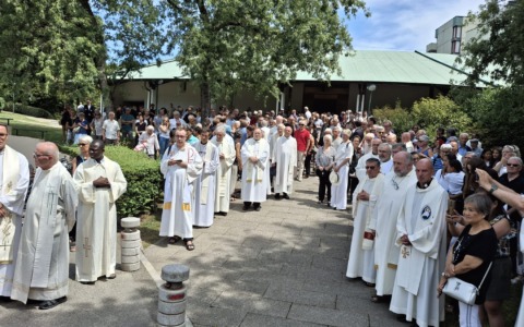 Centinaia di persone in chiesa per l’ultimo saluto all’amato don Felice