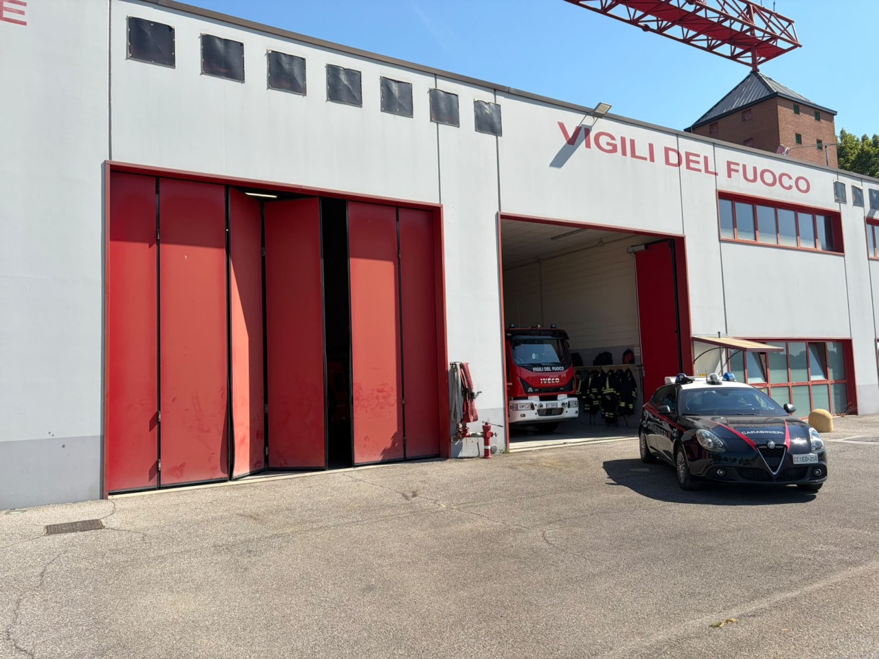 Chiari, ladri nella sede dei Vigili del Fuoco e della Protezione civile: danni e disordine, bottino quasi nullo