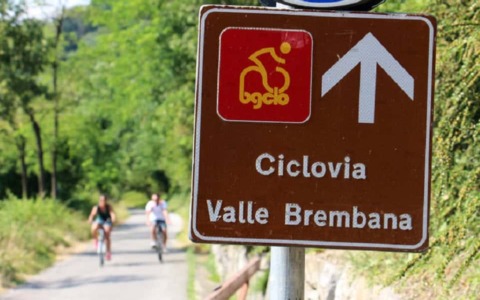 Tre americani in difficoltà tra deviazioni e cantieri, sulla Ciclovia della Valle Brembana