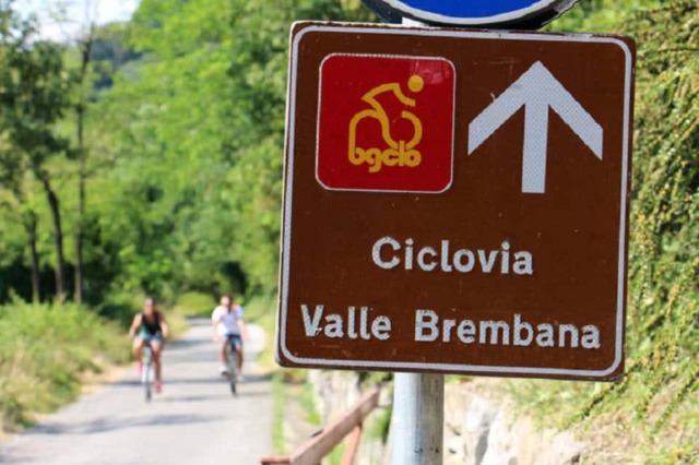 Tre americani in difficoltà tra deviazioni e cantieri, sulla Ciclovia della Valle Brembana