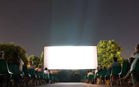 Cinema all’aperto: ad Arona “Un mondo a parte”