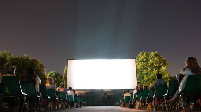 Cinema all’aperto: ad Arona “Un mondo a parte”