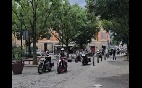 Città invasa dai bikers per l’ultimo saluto a Roberto “cucciolo” Regonesi