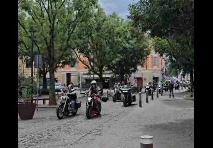 Città invasa dai bikers per l’ultimo saluto a Roberto “cucciolo” Regonesi