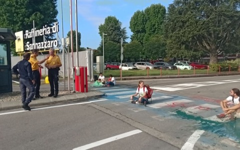 Clima e dissenso: slitta il processo agli attivisti per il blocco alla raffineria ENI di Sannazzaro