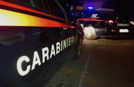 Coltelli e una mazza da baseball nascosti in auto: denunciati due giovani incensurati