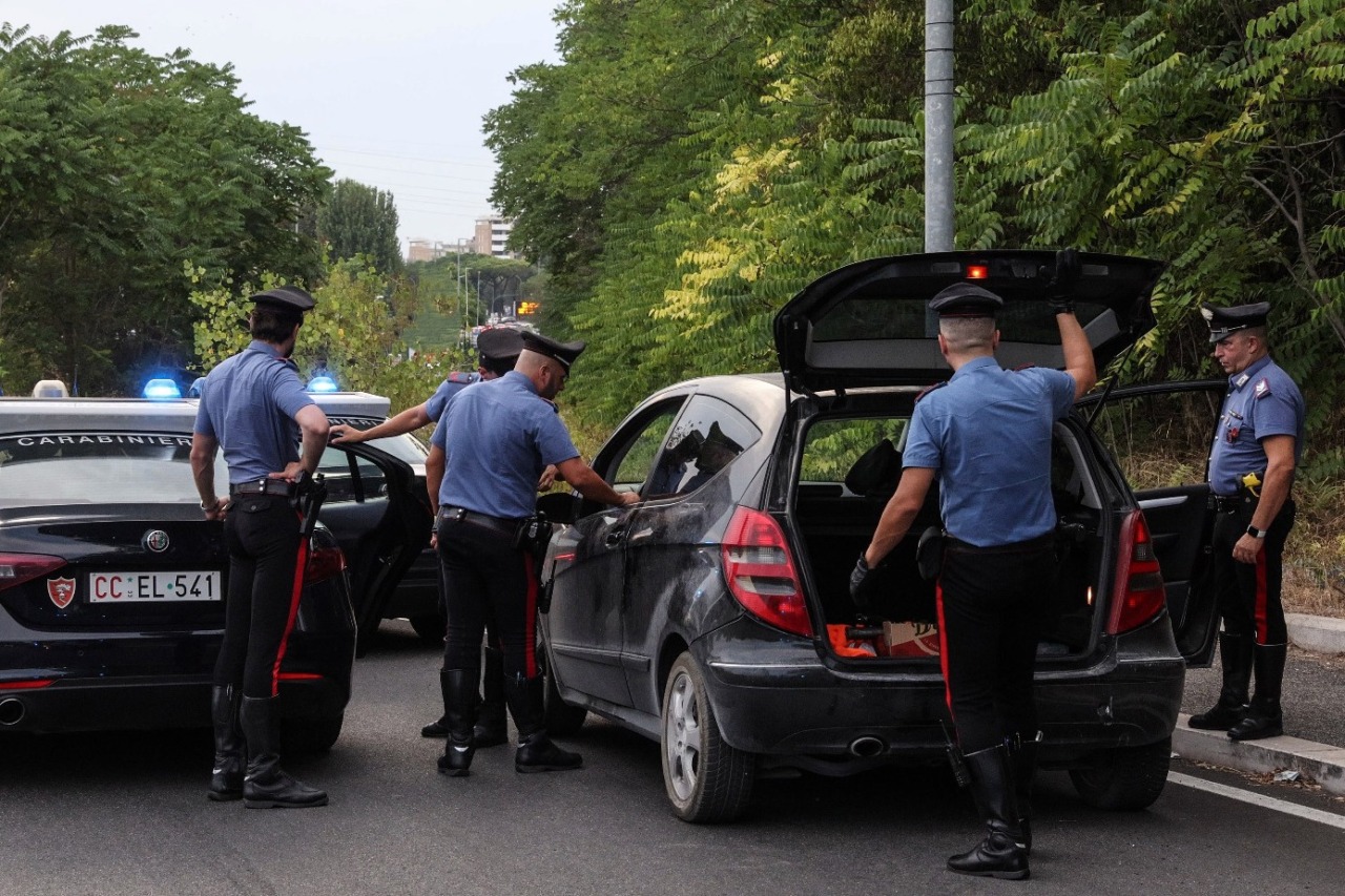 Con l’auto rubata non si fermano all’alt, inseguiti ed arrestati
