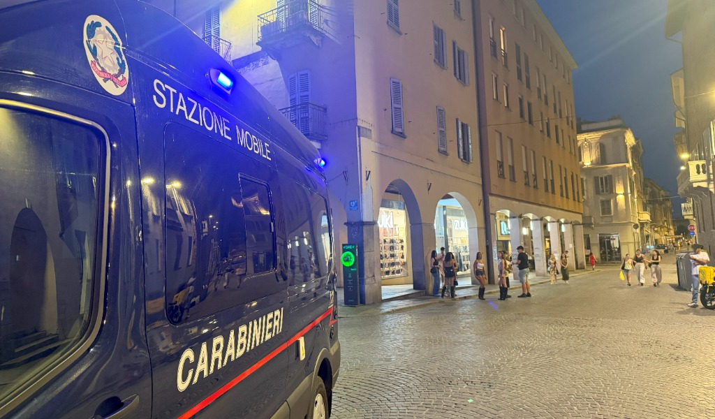 Controlli in centro a Pavia: patenti ritirate e un uomo armato di coltello in stazione