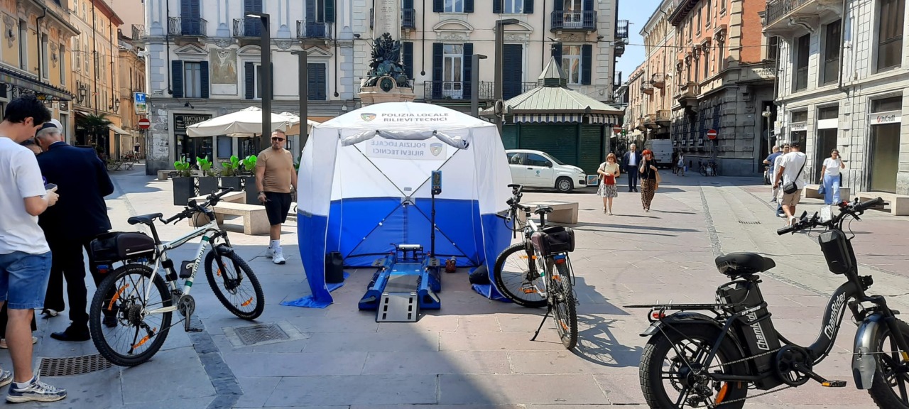 Controlli in piazzetta della Lega ad Alessandria su monopattini e bici elettriche