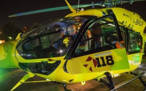 Cortona (Arezzo), contro il muro con la sua auto: grave un 51enne