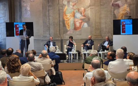 Cosa ci facevano insieme ieri Schlein, Conte, il cardinal Zuppi e le associazioni cattoliche