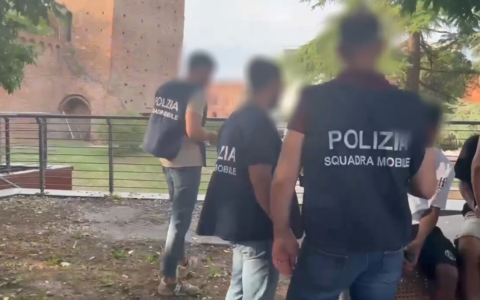 Criminalità giovanile, controlli a tappeto anche a Novara: 22 indagati, sequestrati droga, coltelli e spray