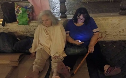 Da mesi dormono davanti a Montecitorio, le sorelle Montoro: “I beni all’asta acquistati dalla mafia a due soldi” / VIDEO
