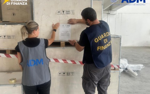 Maxi sequestro di dispositivi elettronici nell’Alessandrino: oltre 40mila tra orologi e schermi led non sicuri