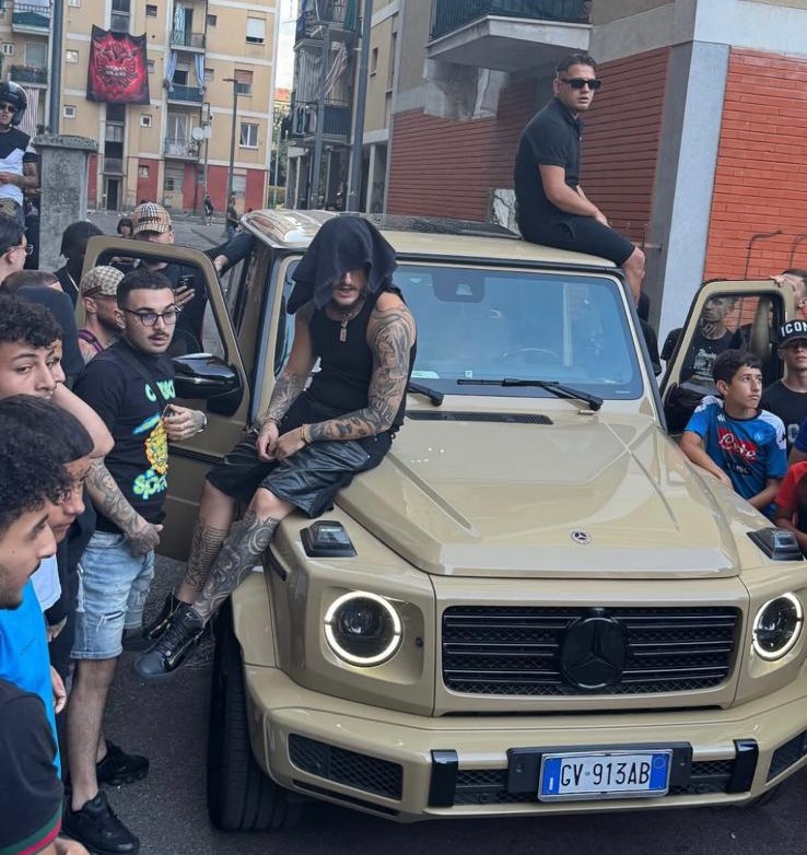 Decine di giovani in piazza per un video non autorizzato: arrivano le Forze dell’ordine