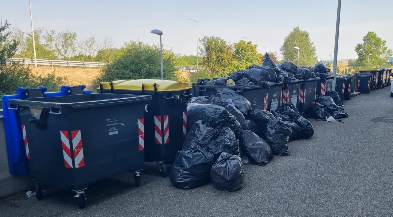 Decine di sacchi neri abbandonati vicino ai cassonetti in zona D5 a Spinetta Marengo