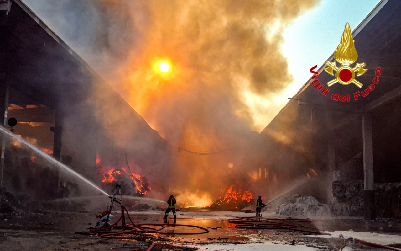 Devastante incendio all’alba nella ricicleria di Novate Milanese: il custode 55enne in ospedale