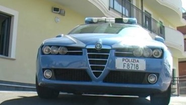 Donna sola e senza viveri chiama il 112, interviene la Polizia