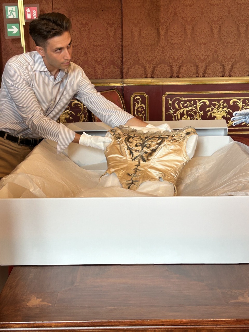 Dopo 140 anni l’abito della Regina torna in Villa Reale