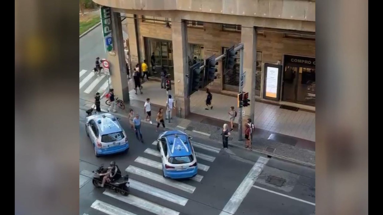 Dopo il furto aggrediscono il personale, parapiglia alla Pam di via Marconi