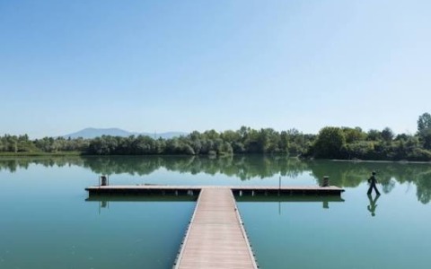 Dramma ai Renai, pescatore si tuffa nel lago ma non riemerge