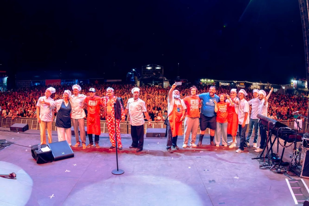 Elio e le Storie Tese fanno ballare il pubblico del “Rugby Sound 2026”.