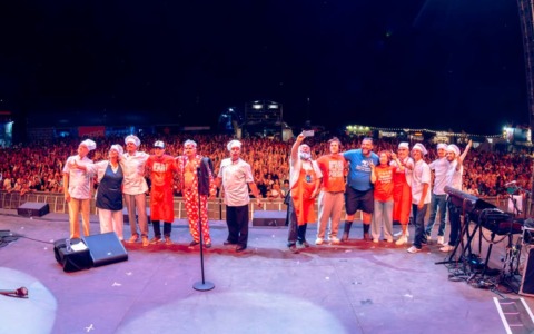 Elio e le Storie Tese fanno ballare il pubblico del “Rugby Sound 2026”.