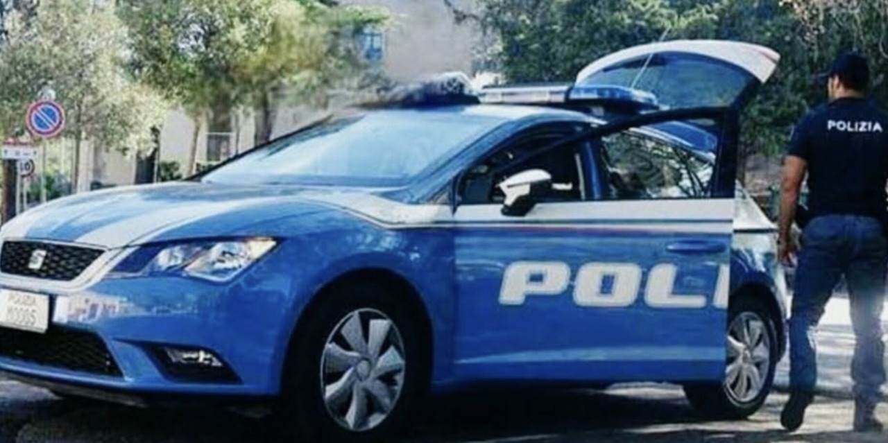 Fa razzia di prodotti dagli scaffali del supermercato e aggredisce la sicurezza: 40enne in manette