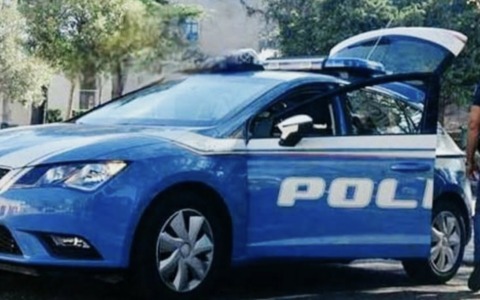 Fa razzia di prodotti dagli scaffali del supermercato e aggredisce la sicurezza: 40enne in manette
