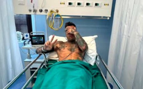 Fedez nuovamente in ospedale a Milano: ricoverato al Fatebenefratelli dopo un malore dovuto a problemi gastrici