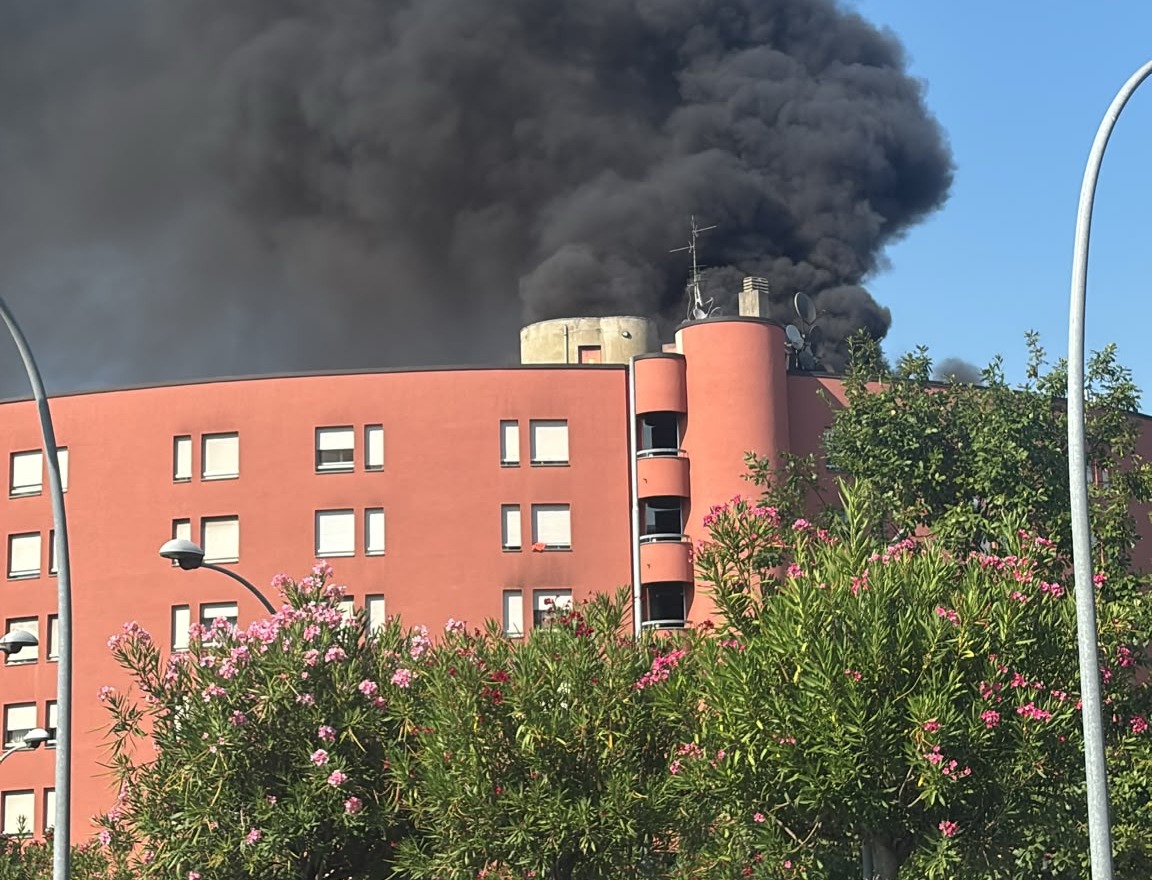 Fiamme in una palazzina dietro al San Gerardo, si alza una lunga colonna di fumo nero