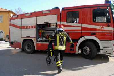 Fiamme in via Beltrami brucia il deposito dei rifiuti, ferito un uomo di 55 anni