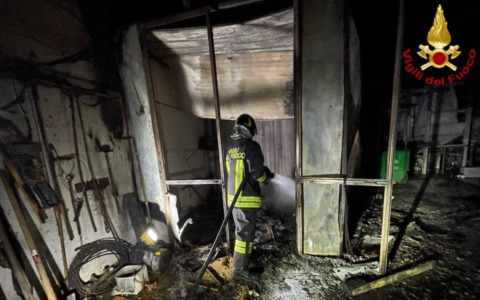 Fiamme nel magazzino dei mangimi a Castiglione, evitato il coinvolgimento del vicino impianto di biogas