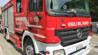 Fiamme nel negozio di frutta e verdura: 11 persone sfollate