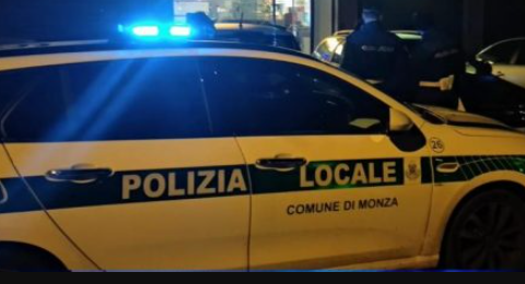 Fiamme nell’area dismessa: si teme il gesto estremo, ma voleva solo illuminare la stanza