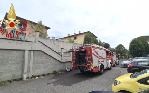 Fiamme tra i rifiuti nel condominio: 11 persone soccorse, 7 intossicate