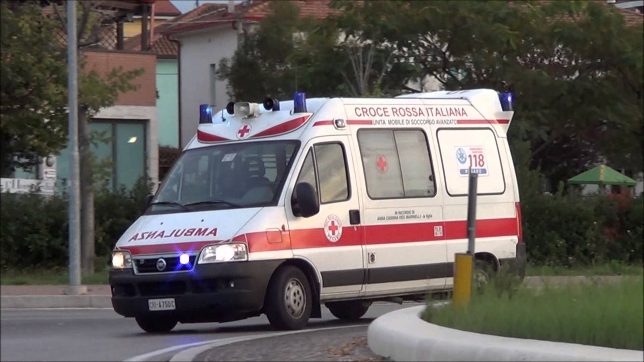 Firenze, incidente tra moto e bicicletta in via degli Arcipressi: ferito un ciclista