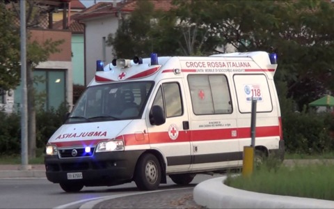 Firenze, incidente tra moto e bicicletta in via degli Arcipressi: ferito un ciclista