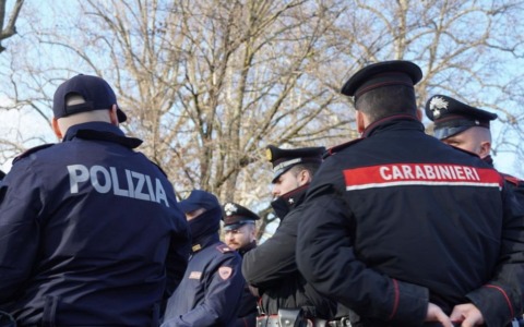 Firenze, maxi blitz contro le baby gang: un minore arrestato e 13 denunciati