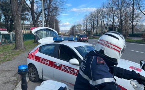 Firenze, minaccia una ragazza in piazza Tasso: fermato