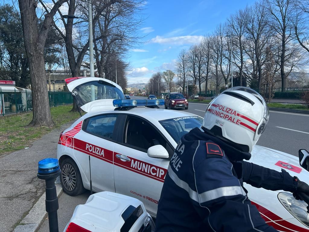 Firenze, minaccia una ragazza in piazza Tasso: fermato