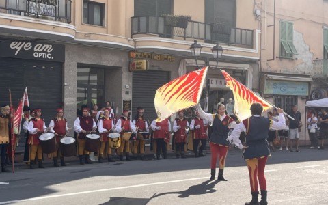 Flash mob a sorpresa degli Sbandieranti: il centro si ferma ad applaudire