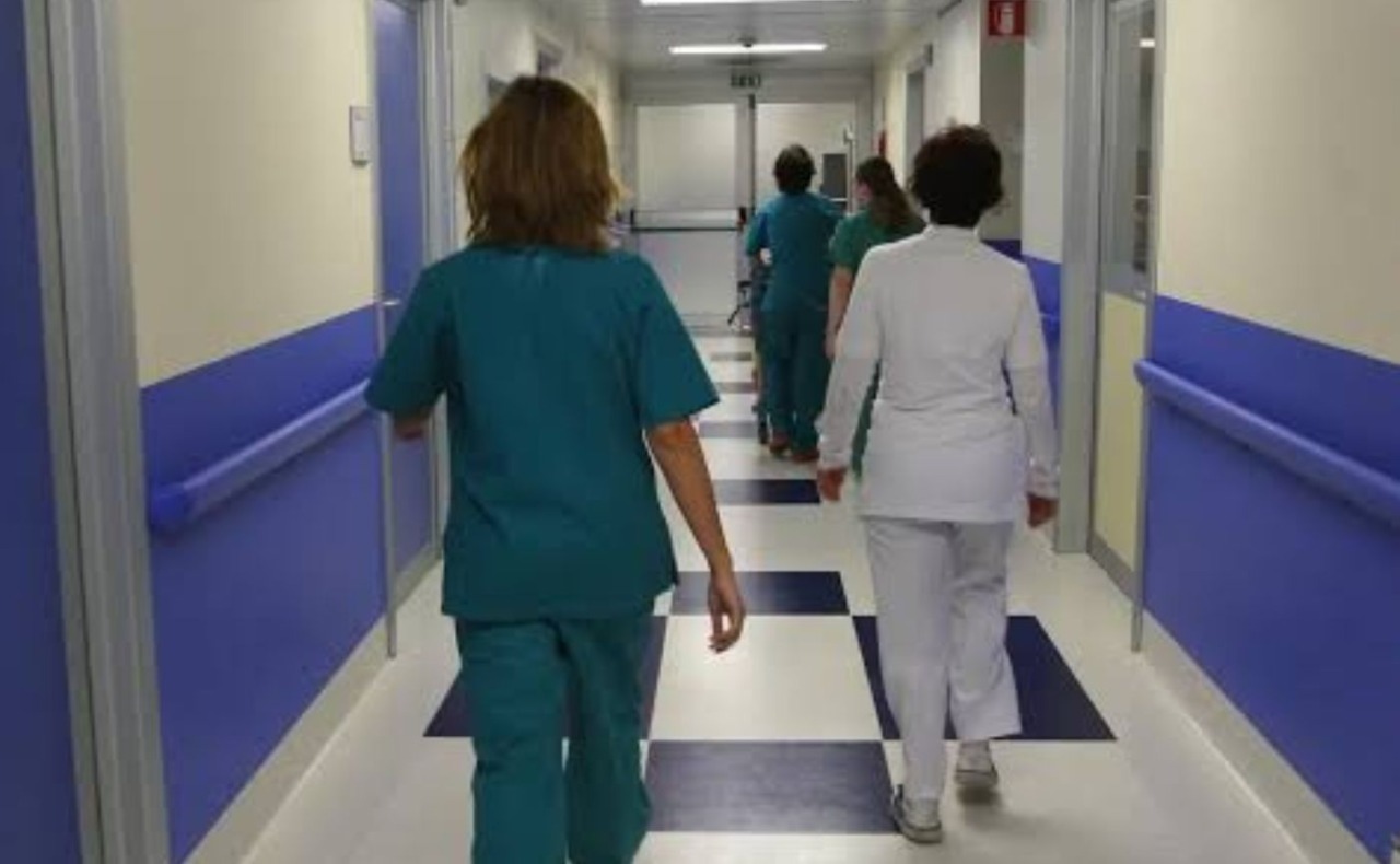 Focus sulla Sanità lombarda: negli ospedali più medici e infermieri ma aumentano le dimissioni: in vent’anni solo lo 0,6% di personale in più