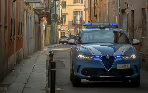 Follia in via Righi ad Alessandria: danneggia i veicoli e minaccia i passanti