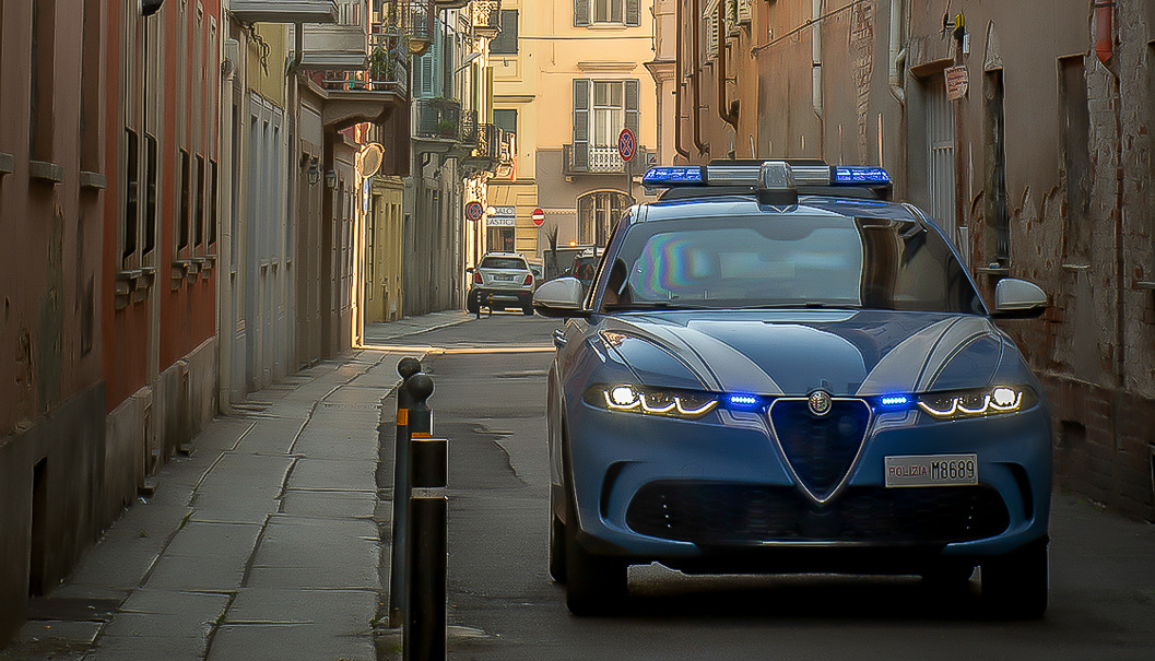Follia in via Righi ad Alessandria: danneggia i veicoli e minaccia i passanti